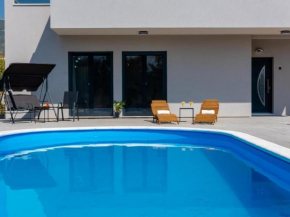 Elegant Oasis Villa with Pool,Jacuzzi and Relaxing Area